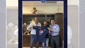 Omar Elvir jugará tres años más con los azules.