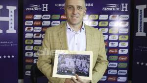 Fabián Coito, recibió de DIEZ un bonito recuerdo de sus tiempos que fue jugador del Olimpia en la temporada 1995-1996. Foto Ronal Aceituno