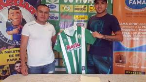 Erlin Lagos, directivo del Juticalpa, presenta a José Escalante como nuevo jugador de los 'canecheros'.