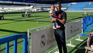 Bryan Acosta con su pequeña hija en el césped del Santiago Bernabéu.