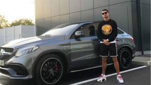 Cristiano Ronaldo presume uno de sus tantos carros en Turín, Italia.