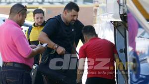 Martín García entrenador del Real España cuando abordaba la unidad de transporte que los traslada a la capital.