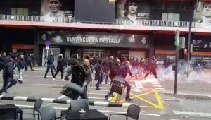 Aficionados del Valencia y Barcelona se dieron con todo en las cercanías del Mestalla.