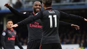 Lacazette festejando la anotación de Ozil en la goleada sobre el Everton.