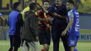 El técnico argentino Diego Vázquez fue expulsado en el final del clásico ante Real España por reclamos luego que lanzaran una caja de cerveza al campo.