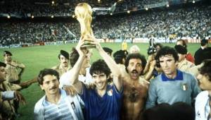 Paolo Rossi con la Copa del Mundo en España 1982. Fue figura de la selección de Italia en dicho torneo.