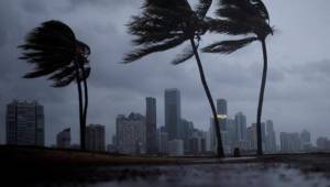 El paso del huracán Irma ya cobró la vida de tres personas.