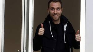 Eriksen saludó a los aficionados del Inter de Milán tras su arriba a Italia.