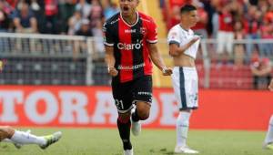 El delantero Roger Rojas se ha convertido en un referente en el Alajuelense en Costa Rica.