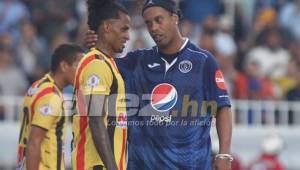 Wilfredo Barahona platicó mucho con Ronaldinho durante el partido.