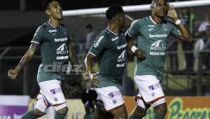 El delantero Carlo Costly celebrando junto a Róchez y Mayron Flores el primer gol del Marathón en El Progreso. Foto Neptalí Romero