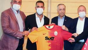 El volante Arda Turan firmó y es nuevo jugador del Galatasaray de Turquía.