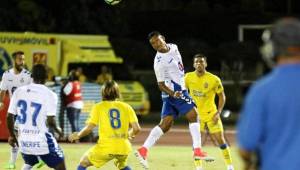 El volante hondureño Bryan Acosta fue titular en el partido donde Tenerife venció al Córdoba en la Copa del Rey. Foto cortesía