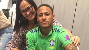 La madre de Neymar mira con buenos ojos la salida del brasileño del PSG para recalar al Real Madrid.