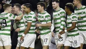 El hondureño Emilio Izaguirre celebrando el triunfo del Celtic en la primera de Escocia este miércoles contra el St Johnstone. Foto cortesía