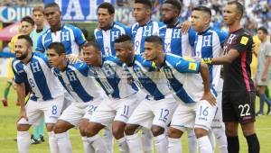 Chirinos, Izaguirre y Figueroa, fueron lo mejorcito de Honduras. La cancha le jugó en contra al equipo nacional que jugó mucho al pelotazo. El delantero de Olimpia Michael Chirinos entró enganchado.