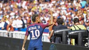 Neymar cuando fue presentado ante la afición del PSG en el Parque de los Príncipes.