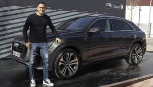 Keylor Navas posando junto a su nuevo y lujoso Audi.