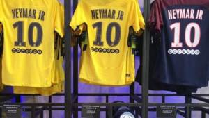 Las camisetas de Neymar en Francia son las más vendidas.