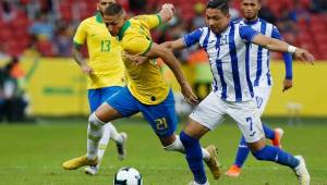El hondureño Emilio Izaguirre en acción frente a Brasil marcando a Richarlison. En ese encuentro al Ha cayó 7-0. Foto AFP