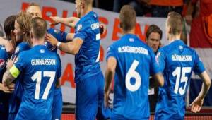 Archivo: Los futbolistas de Islandia mientras celebraban uno de sus goles.