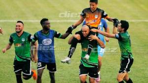 Los jugadores del Pinares levantan en brazos al héroe del ascenso, Fernando 'El Conejo' Henríquez, el conejo de la suerte ante Parrillas.. Foto Neptalí Romero