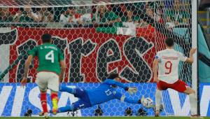 Guillermo Ochoa, el cinco veces mundialista con México, le tapó un penal a Lewandowski. FOTO: AFP