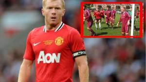 Paul Scholes se puso la camisa del Royton Town y todo para ayudar a su hijo.