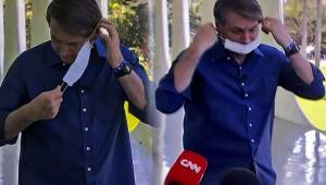 Jair Bolsonaro se quitó la mascarilla cuando estaba por anunciar que padecía de coronavirus, un gesto muy recriminado en redes sociales.