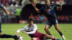 Emilio Izaguirre se mostró molesto por las declaraciones de la prensa tica previo a la ida de la final de Liga Concacaf y pidió 'respeto'.