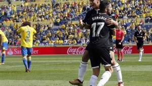 Sarabia es felicitado tras su anotación ante Las Palmas.