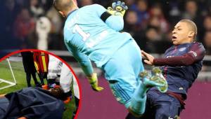 Momento en que Lopes impacta contra el cuerpo de Mbappé.