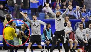 El entrenador del Impact Montreal, Thierry Henry, levanta las manos pidiendo penal luego que la pelota impactó en la mano del zaguero del Olimpia, Maylor Núñez.