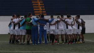 La selección de Guatemala comenzó el reconocimiento de cancha a la hora estipulada, pero tuvo que suspenderlo por falta de energía en el estadio.