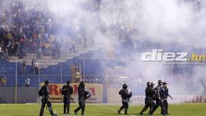 La policía llegó al estadio Morazán a controlar a los aficionados.