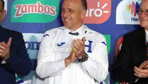 Fabián Coito ya se ha colocado la nueva camisa de Honduras que lo acredita como seleccionador.