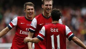 Mertesacker celebrando con Ramsey y Ozil en el Arsenal.