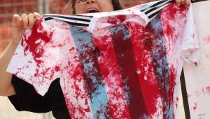Palestinos llevaron camisas con pintura roja la entrenamiento de Argentina en señal de protestas.