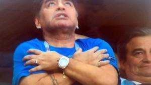 Diego Maradona tuvo un comportamiento nada ejemplar en el juego ante Nigeria donde se pasó de copa en el palco asignado por la FIFA.