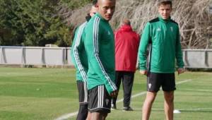 El volante hondureño Luis Garrido está haciendo su debut oficial con el Córdoba en la Segunda B de España. Fotos cortesía