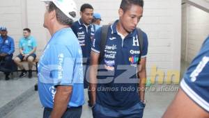 Momentos cuando el jugador Cristhian Altamirano llegaba al entrenamiento de la Selección de Honduras en Comayagua. Al lado Jorge Luis Pinto. Foto Juan Salgado