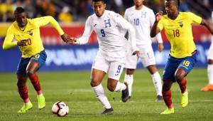 Honduras' Anthony Lozano (C) and Ecuador's Jhegson Mendez (L) and Jefferson Orejuela (R) vie for the ball during the international friendly football match between Honduras and Ecuador at Red Bull Arena in Harrison, New Jersey, on March 26, 2019. (Photo by Johannes EISELE / AFP)