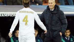 Pese a la expulsión, Sergio Ramos recibió el saludo de su entrenador Zinedine Zidane.