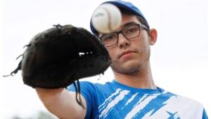 Al jovencito de 15 años lo visitamos en uno de sus entrenamientos con el equipo de los Rangers de San Pedro Sula.