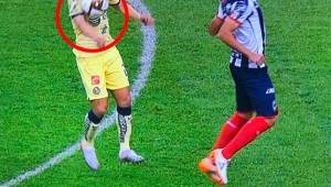 Esta mano de Richard Sánchez le quitó el gol a Roger Martínez.