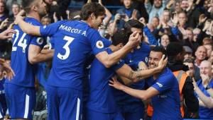 Pedro celebrando la primera anotación del partido junto con sus compañeros del Chelsea.