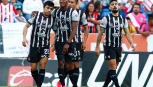 Brayan Beckeles celebró el gol con sus compañeros.