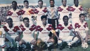 El uruguayo Fabián Coito jugó para Olimpia en la temporada 1994-95, era defensa central y tenía 27 años cuando tuvo su aventura por Honduras donde terminó con un subcampeonato. En redes sociales el usuario César Alejandro (@calix1605) sacó del baúl de los recuerdos una linda postal del cuadro albo.
