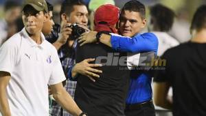 El entrenador Luis Alvarado es felicitado tras finalizar el partido donde vencieron al Real de Minas.