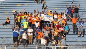 El estadio Nacional lució prácticamente vació, pero alumnos y familia de los jugadores de la UPN llegaron a apoyar al equipo.